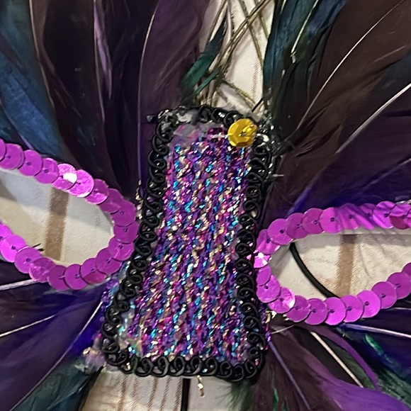 Mardi Gras Feather Peacock Sequins Embellished Mask - Picture 6 of 10